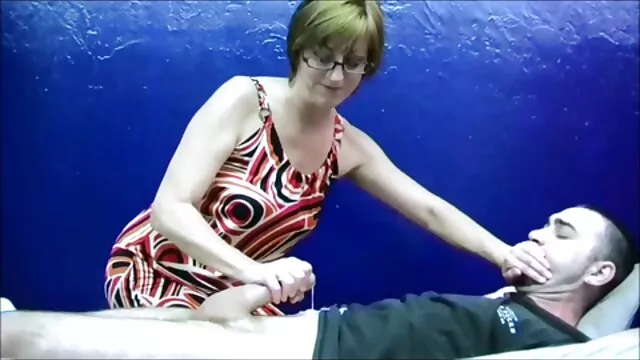 اللسان مع نسيم على افلام جنسيه اجنبيه ممنوعه من العرض يخت